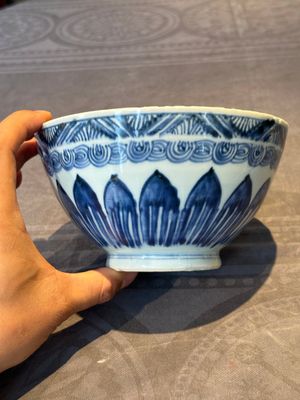 A rare Chinese blue and white 'lotus' bowl, Transitional period — foto 4