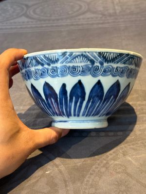 A rare Chinese blue and white 'lotus' bowl, Transitional period — foto 5