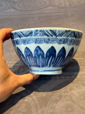 A rare Chinese blue and white 'lotus' bowl, Transitional period — foto 6