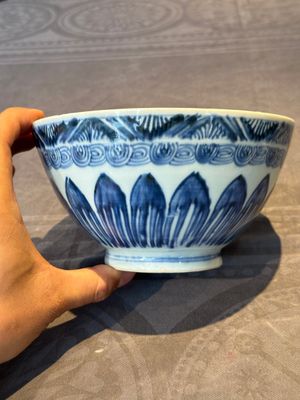 A rare Chinese blue and white 'lotus' bowl, Transitional period — foto 7