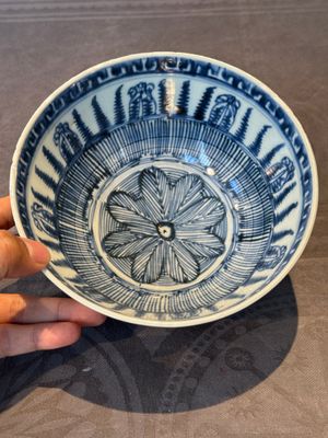 A rare Chinese blue and white 'lotus' bowl, Transitional period — foto 8