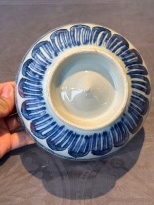 A rare Chinese blue and white 'lotus' bowl, Transitional period — foto 9