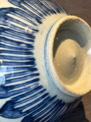A rare Chinese blue and white 'lotus' bowl, Transitional period — foto 10
