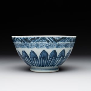 A rare Chinese blue and white 'lotus' bowl, Transitional period — foto 1