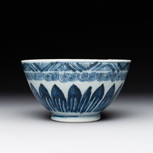 A rare Chinese blue and white 'lotus' bowl, Transitional period — foto 2