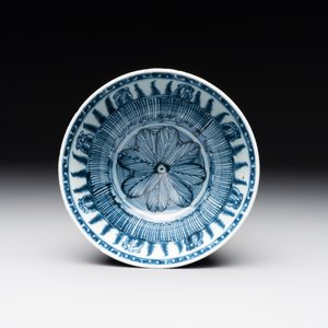 A rare Chinese blue and white 'lotus' bowl, Transitional period — foto 3