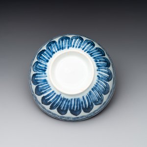 A rare Chinese blue and white 'lotus' bowl, Transitional period — foto 4