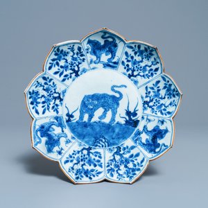 A rare Chinese blue and white lotus-shaped 'leopard' dish, Kangxi — 照片 1