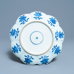 A rare Chinese blue and white lotus-shaped 'leopard' dish, Kangxi — 照片 2