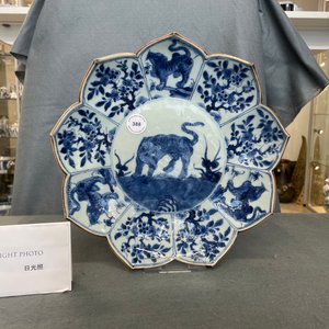 A rare Chinese blue and white lotus-shaped 'leopard' dish, Kangxi — 照片 3