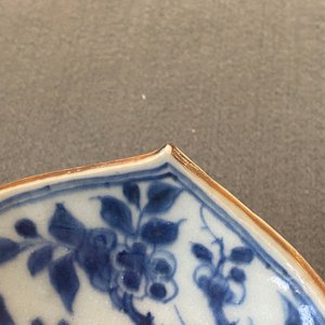 A rare Chinese blue and white lotus-shaped 'leopard' dish, Kangxi — 照片 5