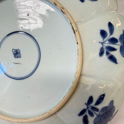 A rare Chinese blue and white lotus-shaped 'Leopard' dish — foto 9