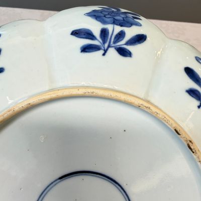 A rare Chinese blue and white lotus-shaped 'Leopard' dish — foto 10