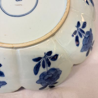 A rare Chinese blue and white lotus-shaped 'Leopard' dish — foto 11