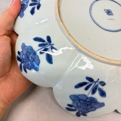 A rare Chinese blue and white lotus-shaped 'Leopard' dish — foto 12