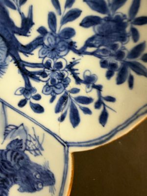 A rare Chinese blue and white lotus-shaped 'Leopard' dish — foto 13