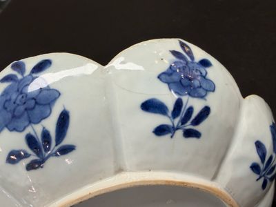 A rare Chinese blue and white lotus-shaped 'Leopard' dish — foto 14