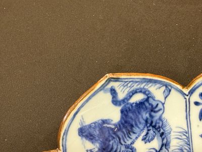 A rare Chinese blue and white lotus-shaped 'Leopard' dish — foto 16