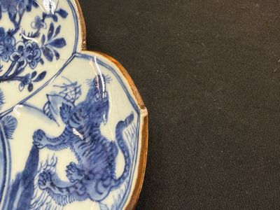 A rare Chinese blue and white lotus-shaped 'Leopard' dish — foto 17