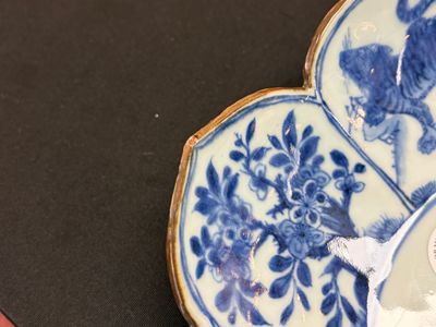 A rare Chinese blue and white lotus-shaped 'Leopard' dish — foto 18
