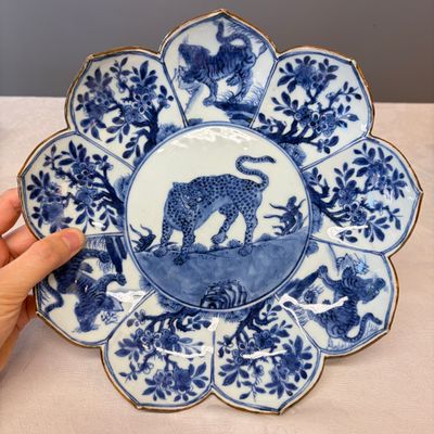 A rare Chinese blue and white lotus-shaped 'Leopard' dish — foto 1
