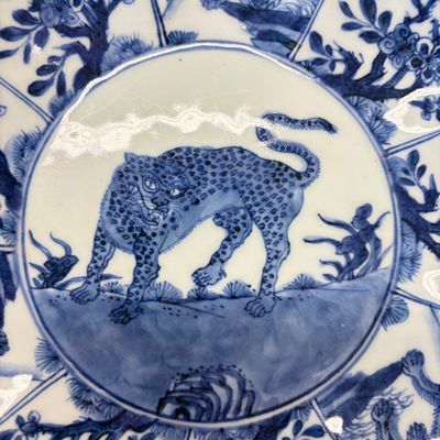 A rare Chinese blue and white lotus-shaped 'Leopard' dish — foto 2