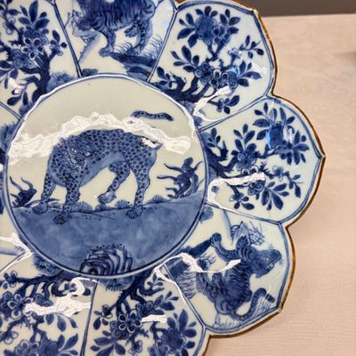 A rare Chinese blue and white lotus-shaped 'Leopard' dish — foto 3