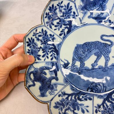 A rare Chinese blue and white lotus-shaped 'Leopard' dish — foto 4