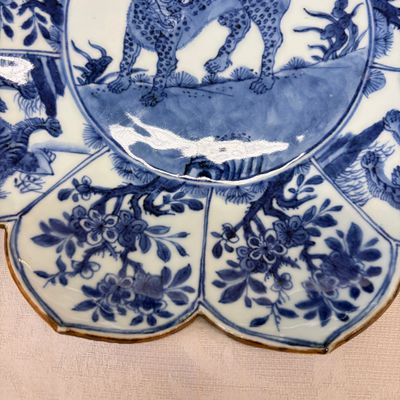 A rare Chinese blue and white lotus-shaped 'Leopard' dish — foto 5