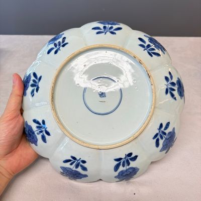 A rare Chinese blue and white lotus-shaped 'Leopard' dish — foto 6