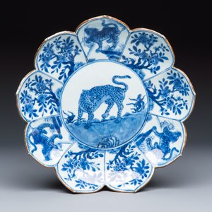 A rare Chinese blue and white lotus-shaped 'Leopard' dish — foto 1