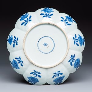 A rare Chinese blue and white lotus-shaped 'Leopard' dish — foto 2