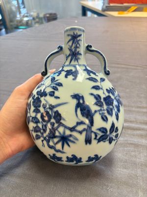 A rare Chinese blue and white 'magpie among flowering branches' moonflask, Yongzheng/Qianlong — foto 1