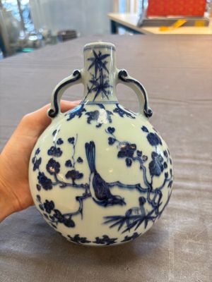 A rare Chinese blue and white 'magpie among flowering branches' moonflask, Yongzheng/Qianlong — foto 3