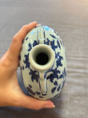 A rare Chinese blue and white 'magpie among flowering branches' moonflask, Yongzheng/Qianlong — foto 5