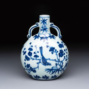 A rare Chinese blue and white 'magpie among flowering branches' moonflask, Yongzheng/Qianlong — foto 1