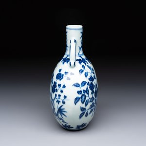 A rare Chinese blue and white 'magpie among flowering branches' moonflask, Yongzheng/Qianlong — foto 2