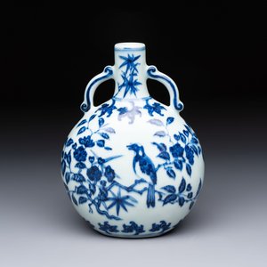 A rare Chinese blue and white 'magpie among flowering branches' moonflask, Yongzheng/Qianlong — foto 3