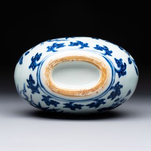 A rare Chinese blue and white 'magpie among flowering branches' moonflask, Yongzheng/Qianlong — foto 6