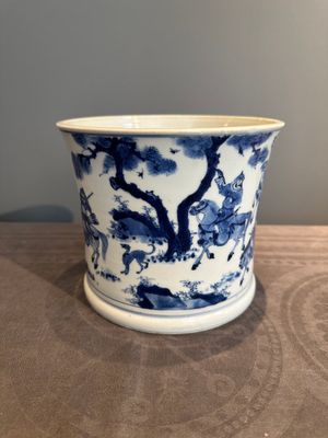 A rare Chinese blue and white 'Mongolian hunt' brush pot, Wen Zhang Shan Dou 文章山斗 mark, Kangxi — photo 1