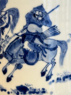 A rare Chinese blue and white 'Mongolian hunt' brush pot, Wen Zhang Shan Dou 文章山斗 mark, Kangxi — photo 11