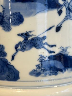 A rare Chinese blue and white 'Mongolian hunt' brush pot, Wen Zhang Shan Dou 文章山斗 mark, Kangxi — photo 14