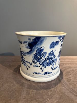 A rare Chinese blue and white 'Mongolian hunt' brush pot, Wen Zhang Shan Dou 文章山斗 mark, Kangxi — photo 2
