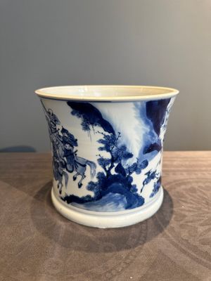A rare Chinese blue and white 'Mongolian hunt' brush pot, Wen Zhang Shan Dou 文章山斗 mark, Kangxi — photo 4