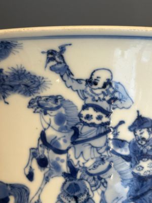 A rare Chinese blue and white 'Mongolian hunt' brush pot, Wen Zhang Shan Dou 文章山斗 mark, Kangxi — photo 6