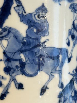 A rare Chinese blue and white 'Mongolian hunt' brush pot, Wen Zhang Shan Dou 文章山斗 mark, Kangxi — photo 9
