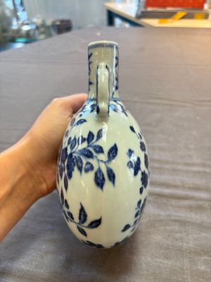 A rare Chinese blue and white moonflask with a bird on a blossoming branch, Yongzheng/Qianlong — 照片 2