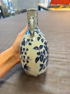 A rare Chinese blue and white moonflask with a bird on a blossoming branch, Yongzheng/Qianlong — 照片 4