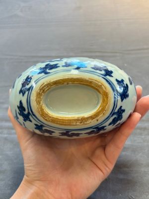 A rare Chinese blue and white moonflask with a bird on a blossoming branch, Yongzheng/Qianlong — 照片 6