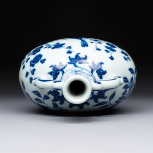 A rare Chinese blue and white moonflask with a bird on a blossoming branch, Yongzheng/Qianlong — 照片 5